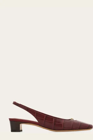 Salvatore Ferragamo Ladylike Eleganz und eine zeitgemäße Note: dieser Slingback mit Sixties-Inspiration spielt mit den Cut-Outs des Ausschnitts und leicht kantigen Linien, die durch das Obermaterial aus Kalbsleder mit Alligator-Prägung noch edler wirken