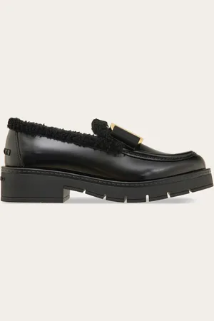 Salvatore Ferragamo Winterliche Eleganz ohne Kompromisse: dieses winterliche Version des Loafers im British-Style ist aus gebürstetem Kalbsleder gefertigt und hat ein Futter aus weicher Merinowolle