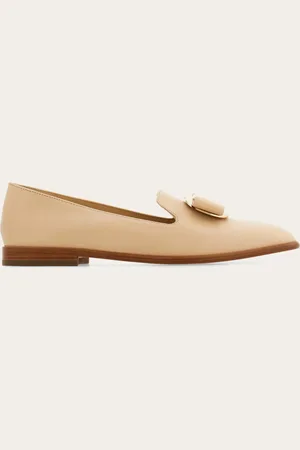 Salvatore Ferragamo Nichts ist raffinierter als Einfachheit: neuer Loafer mit femininer Linie, abgerundeter Kappe und Obermaterial aus besonders geschmeidigem Lackleder