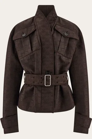 Salvatore Ferragamo Elemente, die von Kimonos und Arbeitskleidung inspiriert sind, vereinen sich in dieser Jacke mit eklektischem und raffiniertem Geschmack, ganz im Stil von