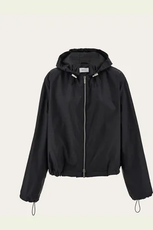 Salvatore Ferragamo Diese Windjacke aus Recycling-Nylon unterscheidet sich durch das beschichtete Finish mit durchgehendem, farblich passendem Monogram-Motiv