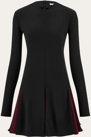 Salvatore Ferragamo Sportliche Ästhetik beeinflusst weiterhin die Stilcodes, wie dieses Kleid mit Skater-Inspiration und charakteristischer Fit and Flare-Silhouette beweist