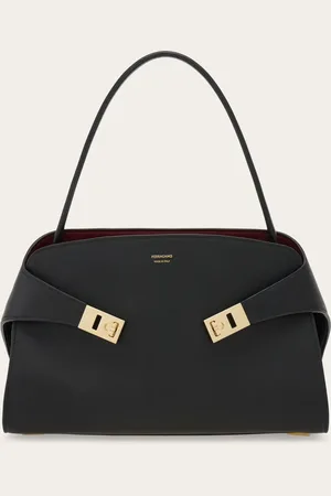 Salvatore Ferragamo Die Hug Soft Schultertasche präsentiert die markante, umhüllende Form der Hug in einer destrukturierten Version