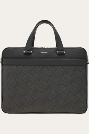 Salvatore Ferragamo Diese geräumige Aktentasche ist perfekt für besonders intensive Tage: Sie stellt eine Konstruktion aus gehämmertem Kalbsleder mit Vorder- und Rückseite aus Funktionsgewebe mit -Monogram-Print zur Schau