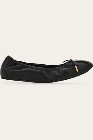 Salvatore Ferragamo Komfort und Weiblichkeit, geprägt von neuem, zeitgemäßem Flair: der destrukturierte Ballerina aus weichem Nappaleder hat eine biegsame Gummisohle und eine verstärkte und gepolsterte Innensohle, die 1 cm hoch ist, um den Fuß zu stützen