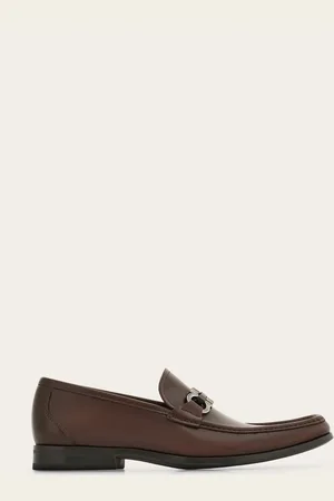 Salvatore Ferragamo Eleganter Loafer mit zulaufender Linie, verziert mit einer lackierten Spange und Gancini-Details aus glänzendem Metall
