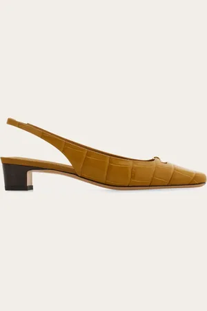 Salvatore Ferragamo Ladylike Eleganz und eine zeitgemäße Note: dieser Slingback mit Sixties-Inspiration spielt mit den Cut-Outs des Ausschnitts und leicht kantigen Linien, die durch das Obermaterial aus Kalbsleder mit Alligator-Prägung noch edler wirken