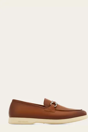 Salvatore Ferragamo Dieser Loafer mit informeller Konstruktion wird hier in einer neuen Version aus geschmeidigem tamponiertem Kalbsleder vorgeschlagen, mit leicht kantiger Kappe und Steppnaht mit erhabener Paspelierung auf dem Blatt