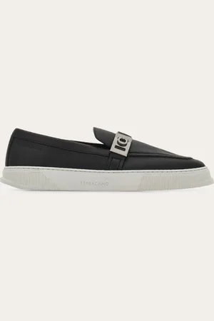 Salvatore Ferragamo Hybrid-Sneaker mit Linien, die von den Mokassins inspiriert sind, gefertigt aus Kalbsleder mit zarter Hämmerung