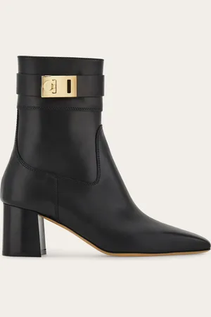 Salvatore Ferragamo Die raffinierte Vielseitigkeit des Knöchel-Booties trifft auf die Eleganz der Details: das Obermaterial aus Kalbsleder mit natürlichem Narbenbild zeichnet eine schmal zulaufende Linie, mit geometrischer Kappe und Riemen auf Fesselhöhe mit G