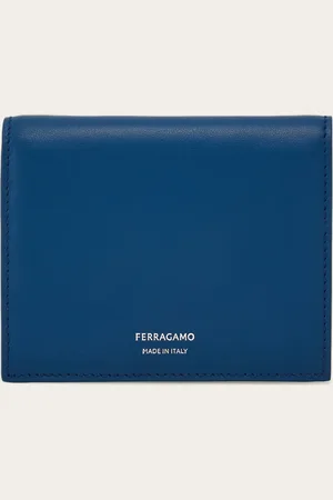 Salvatore Ferragamo Mit seinen essentiellen Linien enthüllt dieses kompakte Portemonnaie seine ganze Eleganz in der üppigen Textur des Leders und im Farbkontrast zwischen Innen- und Außenseite