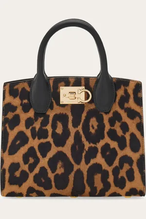 Salvatore Ferragamo Die neue Handtasche der Linie Studio kommt mit eleganter Silhouette und Easy-Schick; die geometrische Form entspricht der dezenten Eleganz der Kollektion, während Vorder-und Rückseite aus Ponyfell mit Animalier-Dessin einen Hauch Glamour hi