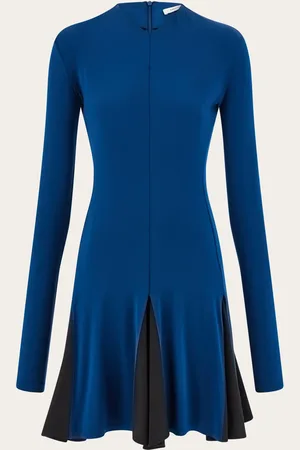 Salvatore Ferragamo Das Muss der Saison: Die Silhouette im Skater-Stil wird bei diesem Minikleid aus kompaktem Viskosejersey mit einem zeitgemäßen Farbblock-Design neu interpretiert