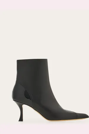 Salvatore Ferragamo Kostbare Details, die den Unterschied machen: neue Knöchelstiefelette mit zulaufender Linie und fassoniertem Stiletto-Absatz