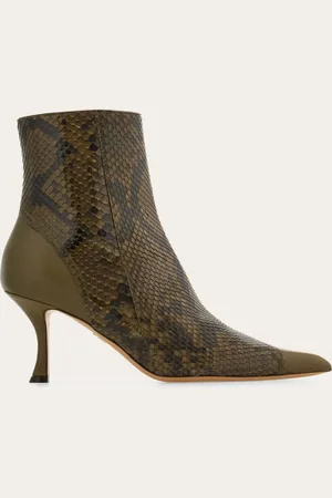 Salvatore Ferragamo Kostbar, sinnlich, superfeminin: die Stiefelette mit Obermaterial aus Pythonleder ist eine Stil-Ansage