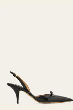 Salvatore Ferragamo Die Essenz der Weiblichkeit mit einer Eleganz, die über die Moden hinausgeht: dieser Slingback wird in der Form von den Schuhen aus den 50er-Jahren inspiriert, mit länglicher Kappe und einem schmalen, fassonierten Absatz, der stützt und die