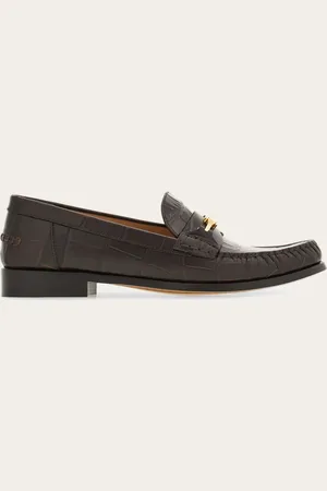 Salvatore Ferragamo Ungezwungene Eleganz für jeden Tag: neuer Loafer, inspiriert durch den British-Style, aus Kalbsleder mit Alligator-Print für einen noch kostbareren Touch