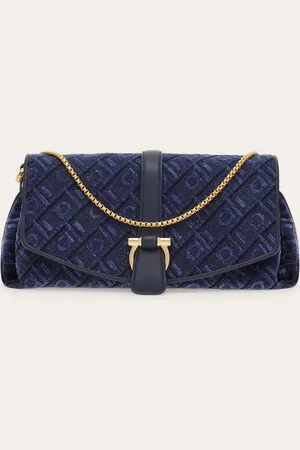 Salvatore Ferragamo Schlicht, sauber in der Form und mit coolem Logo-Muster: Die neue geometrische Umhängetasche ist aus Jacquard-Chenille-Gewebe mit -Monogram-Dessin gefertigt