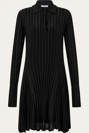 Salvatore Ferragamo Sportliche Ästhetik beeinflusst weiterhin die Stilcodes, wie dieses Kleid mit Skater-Inspiration und charakteristischer Fit and Flare-Silhouette beweist