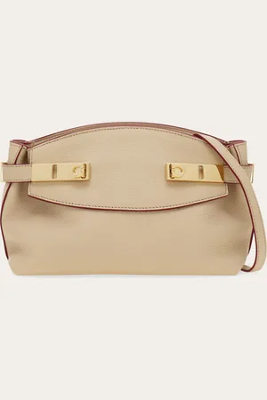 Salvatore Ferragamo Die kleine Variante der Hug Bag ist weich und cool; sie kommt mit dem vollen Glamour in kompakter Größe in gehämmerter Ausführung