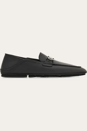 Salvatore Ferragamo Entspannte Eleganz und eine großstädtische Note kennzeichnen diesen neuen Driver-Mokassin aus weichem Kalbsleder