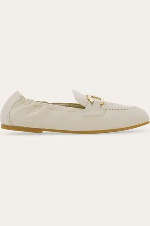 Salvatore Ferragamo Harmonischer Mix aus Mokassin und Ballerina: dieses Modell aus weichem Lammleder stiebitzt die destrukturierten Linien der Zweitschuhe und verbindet sie mit der raffinierten Ästhetik der Loafer