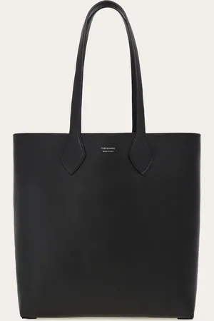 Salvatore Ferragamo Das coolste Accessoire der Saison ist diese aus gehämmertem Kalbsleder gefertigte Tragetasche mit schlichter Linie