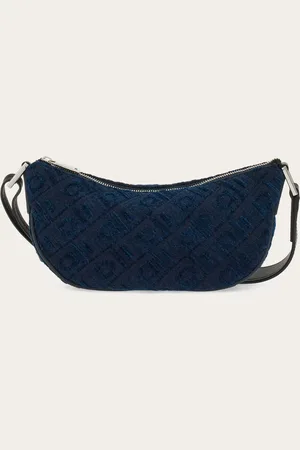 Salvatore Ferragamo Glamour und ikonische Details in perfektem Gleichgewicht: Neue Mini Bag in Halbmondform mit Struktur aus weichem Samt, verziert mit dem Monogram Muster
