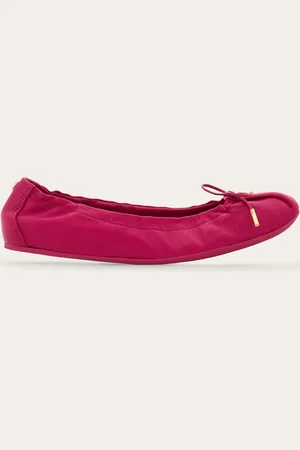 Salvatore Ferragamo Komfort und Weiblichkeit, geprägt von neuem, zeitgemäßem Flair: der destrukturierte Ballerina aus weichem Nappaleder hat eine biegsame Gummisohle und eine verstärkte und gepolsterte Innensohle, die 1 cm hoch ist, um den Fuß zu stützen