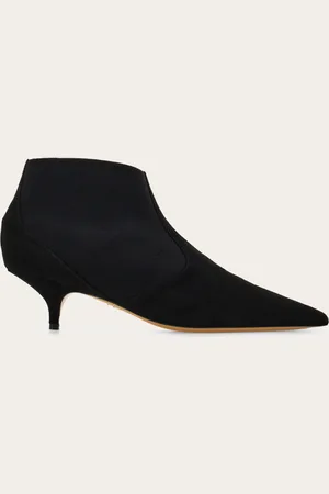 Salvatore Ferragamo Als gekonnter Mix aus Sinnlichkeit und avantgardistischen Linien kommt diese Stiefelette aus weichem Zickleinveloursleder mit Linien, die durch Modelle aus dem Markenerbe inspiriert sind, sowie mit Flammen-Detail auf dem Spann