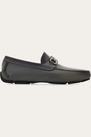 Salvatore Ferragamo Eleganter Driver-Mokassin mit Obermaterial aus Kalbsleder mit natürlichem Narbenbild, das von Hand tamponiert wird, um überraschende Farbtiefe zu verleihen