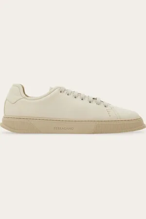 Salvatore Ferragamo Low-Top-Sneaker mit essentieller Linie, Obermaterial aus Kalbsleder mit natürlichem Narbenbild und elastischen Senkeln, dank denen er wie ein echter Slip-on aus- und angezogen werden kann