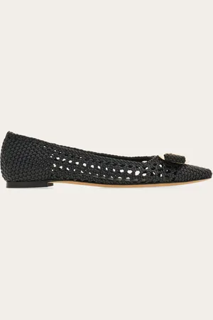 Salvatore Ferragamo Sommerliches Flair und kostbare Texturen verwandeln den ikonischsten Ballerina der Kollektion