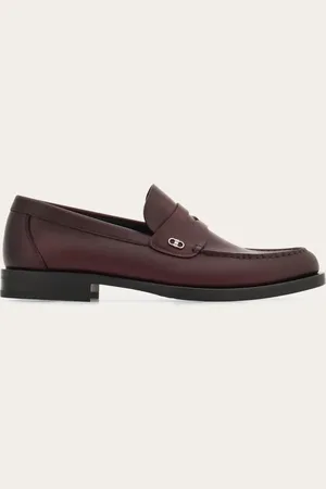 Salvatore Ferragamo Mit seinen Linien, die perfekt zwischen formell und leger ausgeglichen sind, wird dieser Loafer in Mokassin-Machart aus glattem Kalbsleder von den College-Modellen inspiriert, um Alltags-Looks neuen Schwung zu verleihen