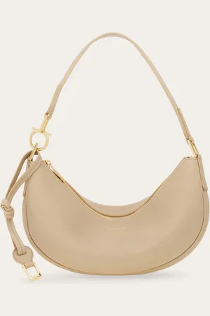 Salvatore Ferragamo Die weiche, halbmondförmige Linie und die destrukturierte Konstruktion definieren diese neue Hobo-Bag von