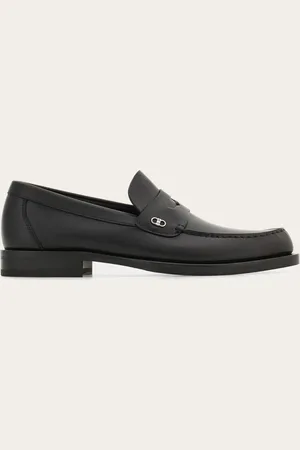 Salvatore Ferragamo Mit seinen Linien, die perfekt zwischen formell und leger ausgeglichen sind, wird dieser Loafer in Mokassin-Machart aus glattem Kalbsleder von den College-Modellen inspiriert, um Alltags-Looks neuen Schwung zu verleihen