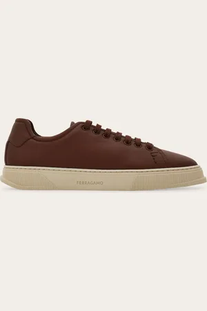 Salvatore Ferragamo Low-Top-Sneaker mit essentieller Linie, Obermaterial aus Kalbsleder mit natürlichem Narbenbild und elastischen Senkeln, dank denen er wie ein echter Slip-on aus- und angezogen werden kann