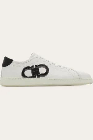Salvatore Ferragamo Reine Linien, die durch die Modelle aus den 90-ern inspiriert sind: dieser Sneaker aus geschmeidigem Kalbsleder ist auf der Seite mit einer Prägung mit Doppel-Gancini mit 3D-Effekt und mit einem kontrastierenden Fersenflicken verziert