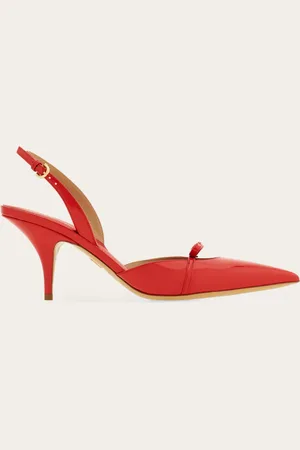 Salvatore Ferragamo Die Essenz der Weiblichkeit mit einer Eleganz, die über die Moden hinausgeht: dieser Slingback wird in der Form von den Schuhen aus den 50er-Jahren inspiriert, mit länglicher Kappe und einem schmalen, fassonierten Absatz, der stützt und die