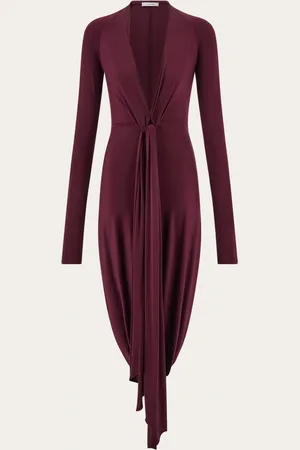 Salvatore Ferragamo Fließend und elegant: dieses Kleid aus Viskosestretch zieht mit seinem tiefen Schalkragen die Aufmerksamkeit auf sich