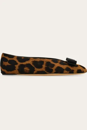 Salvatore Ferragamo Großstadt-Glamour mit einer romantischen Note: neuer Vorschlag für einen Ballerina mit Beutelkonstruktion, Obermaterial aus Ponyfell in Animalier-Optik und hochgeschlossener Linie für einen eindeutig trendigen Look