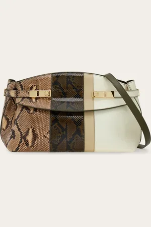 Salvatore Ferragamo Diese kostbare, geräumige und coole Variante der Umhängetasche Hug kommt mit Vorder- und Rückseite in einem raffinierten Mix aus zweifarbigem Pythonleder und mit pflanzlichen Anilinen gegerbtem Kalbsleder
