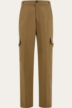 Salvatore Ferragamo Perfekter Mix aus praktischen Elementen und formeller Eleganz: Diese aus gebürstetem Baumwoll-Canvas gefertigte Cargo-Hose ist mit Seitenstreifen, verziert mit parallelen Kappnähten, ausgeführt