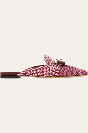 Salvatore Ferragamo Gekonnte Verarbeitung und eine Eleganz, die die Saisonen überdauert: der neue Mule aus mehrfarbigem geflochtenem Kalbsleder spielt mit der Textur in Wiener Geflecht-Optik und einer Kappe, die durch eine dichtere Verflechtung verstärkt wird
