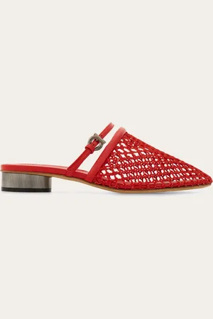Salvatore Ferragamo Destrukturiert und superleicht: diese Mules aus Netzgewebe sind von einem Modell aus dem Markenerbe inspiriert, das Einblick auf den Fuß gewährt