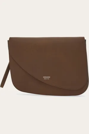 Salvatore Ferragamo Diese schmale und kompakte Variante der Tasche Fiamma verwandelt sich dank des abnehmbarem, verstellbaren Jacquard-Riemens in ein praktisches Täschchen