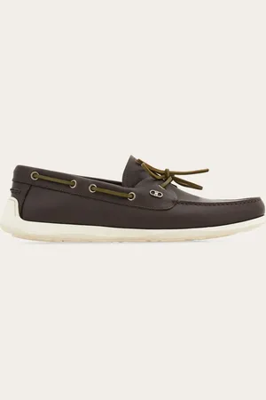 Salvatore Ferragamo Dieser Bootsschuh ist der Freizeit gewidmet, mit Obermaterial aus besonders geschmeidigem Kalbsleder, das mit pflanzlichen Anilinen behandelt wurde, um die üppige Haptik zu unterstreichen