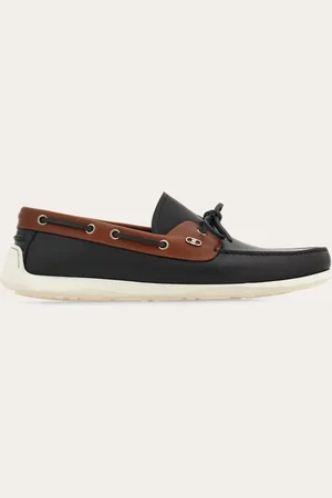 Salvatore Ferragamo Dieser Bootsschuh ist der Freizeit gewidmet, mit Obermaterial aus besonders geschmeidigem Kalbsleder, das mit pflanzlichen Anilinen behandelt wurde, um die üppige Haptik zu unterstreichen