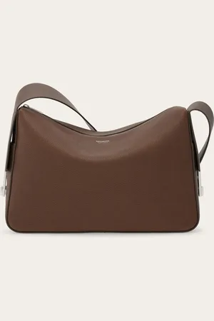 Salvatore Ferragamo Neue Umhängetasche mit geometrischer Linie und destrukturierter Vorder- und Rückseite, mit Metallreißverschluss und Stofffutter