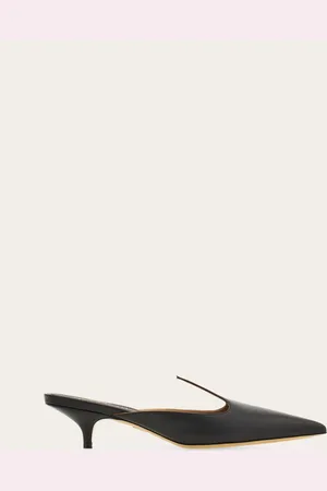 Salvatore Ferragamo Die Inspiration durch das Markenerbe mit flammenförmigem Detail auf dem Spann definiert diese neuen Mules aus geschmeidigem Zickleinleder